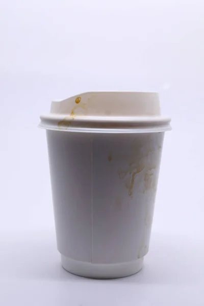 Schmutzige braune Flecken auf Take-away-Tasse für heißen Kaffee, Papierbecher auf weißem Hintergrund — Stockfoto