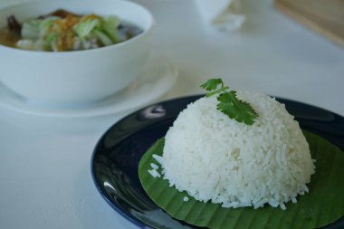 Tayland yemeği, muz yaprağının üstünde beyaz pilav.
