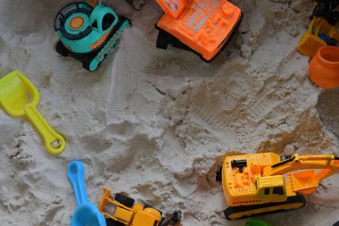 Küçük çocuk oyuncak araç inşaatı kum parkında