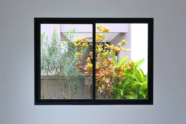 Reemplazo de ventana de diapositiva de vidrio en la pared blanca de una nueva casa —  Fotos de Stock