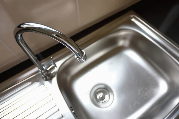 Robinet d'eau fermé et vide cuisine évier inoxydable dans la salle de cuisine — Photo