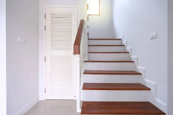 Escalera de madera marrón y pared blanca en casa residencial — Foto de Stock