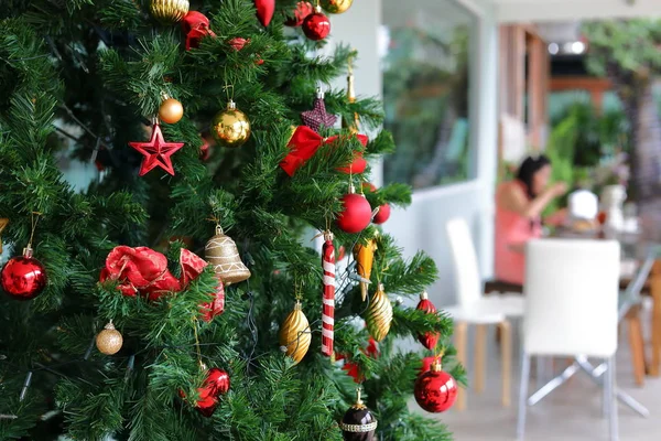 Decoração de ornamento de árvore de natal no café — Fotografia de Stock