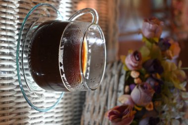 Sıcak americano sade kahve içeceği sabah masaya konur.