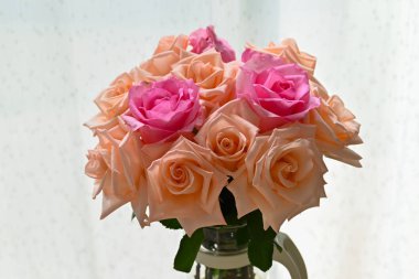 Romantik bir buket portakal ve pembe gül çiçeği hazırla.