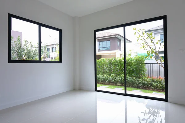 Tomt, hvitt, rent rom med glassdør og vindusrutsjebane i nytt bolighus – stockfoto