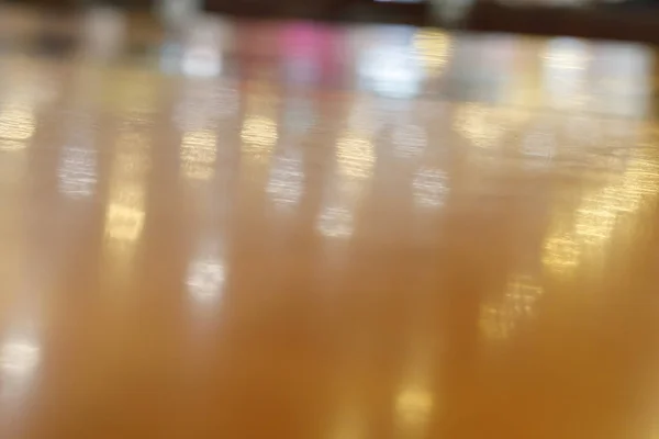 Дерев'яний стіл порожній дисплея в кафе з розкішним світловим прикрасою для святкування обіду — стокове фото