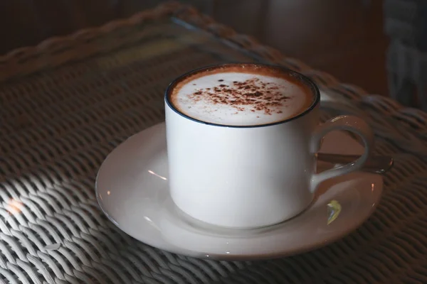 Bebida de café cappuccino quente no dia da manhã — Fotografia de Stock
