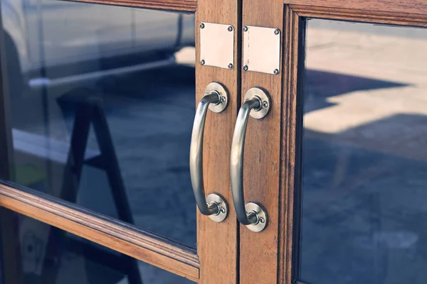 Rączka miedziana na zabytkowych drzwiach, brama projektowa ze szkła i starego drewna — Zdjęcie stockowe