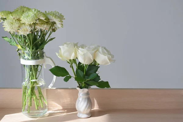 White rose blossom decoration in home, beautiful flower blooming in small vase — Stock Photo, Image