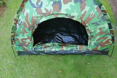 yeşil çim çim kamp, gezi sırt çantası yolculuk seyahat doğada donatımı üzerinde kamp çadırı