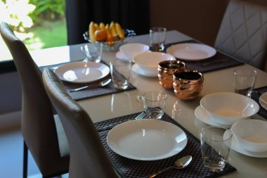 Çanak çömlek seti sabahları kahvaltı masasında modern iç mekanların yemek odasında hazırlanır.