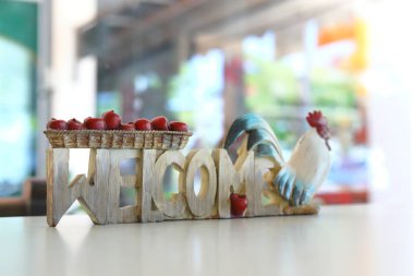 Hoş geldin sözcüğüyle ahşap oyma tahtası ve süsleme için chicke kullanımı