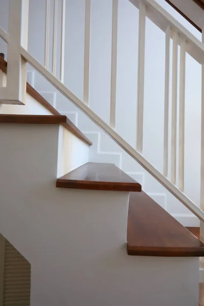 Escalier en bois brun et mur blanc dans la maison d'habitation moderne — Photo