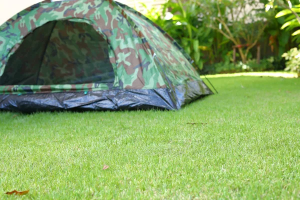 Zielone pole trawiaste ogród z namiotem kemping na trawniku wycieczki kemping podróży w przyrodzie — Zdjęcie stockowe