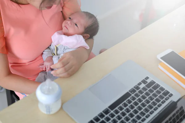 Empresária parentalidade um pequeno bebê recém-nascido em casa de negócios escritório, mãe trabalhando mulher imagem conceito — Fotografia de Stock