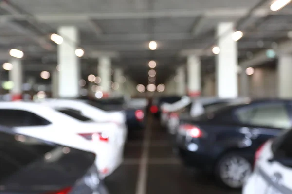 Bawah tanah tempat parkir mobil di gedung bisnis, gambar latar belakang kabur — Stok Foto