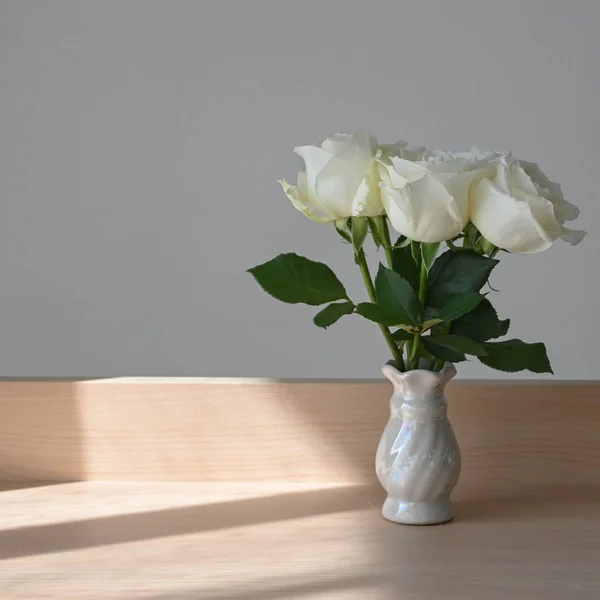 Biały kwiat róży dekoracji w domu, piękny kwiat kwitnący — Zdjęcie stockowe