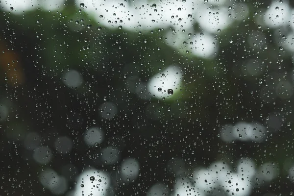 Νερό σταγόνα βροχής σε γυάλινο παράθυρο — Φωτογραφία Αρχείου