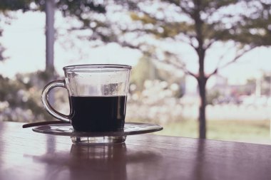 Masaya konmuş bardakta sıcak sade kahve.
