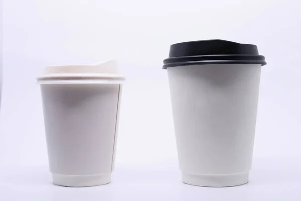 Tasse zum Mitnehmen für heißen Kaffee auf weißem Hintergrund — Stockfoto