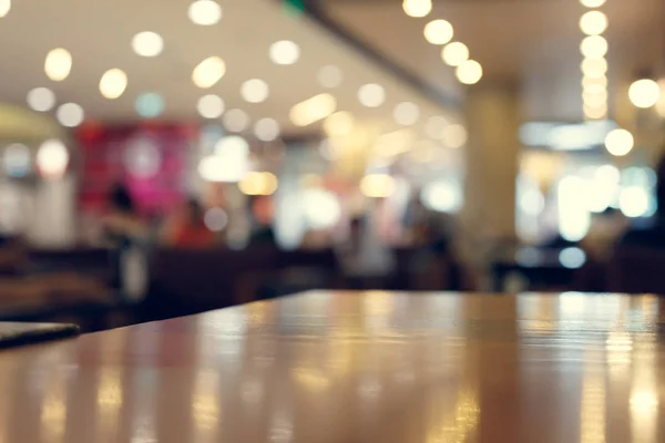 Trä bord tomt på display i café med lyx ljus dekoration för middag firande — Stockfoto