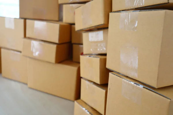 Caixa marrom post pacote muitos tamanho preparando entrega expressa para a ordem do consumidor no escritório em casa — Fotografia de Stock