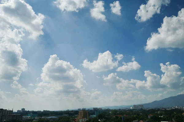 Weiße Wolke am strahlend blauen Himmel über der Stadt — Stockfoto