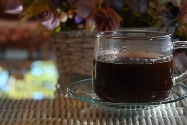 Minuman kopi hitam americano panas diletakkan di atas meja di pagi hari — Stok Foto