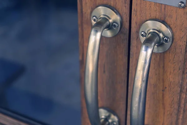 Rączka miedziana na zabytkowych drzwiach, brama projektowa ze szkła i starego drewna — Zdjęcie stockowe