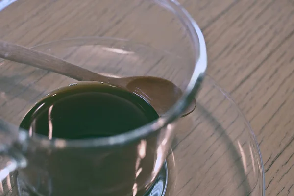 Kopi hitam panas dalam gelas minum diletakkan di atas meja — Stok Foto