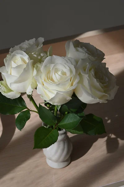 Vacker vit ros blomma blommande dekoration i vas med solljus på morgonen dag — Stockfoto