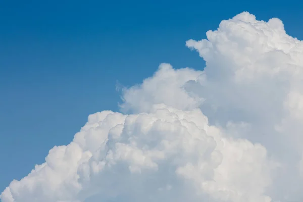 Awan putih halus di atas latar belakang langit biru bersih — Stok Foto