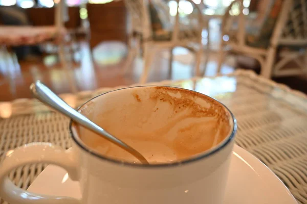 Leere Tasse Kaffeegetränk im Café auf den Tisch gestellt — Stockfoto
