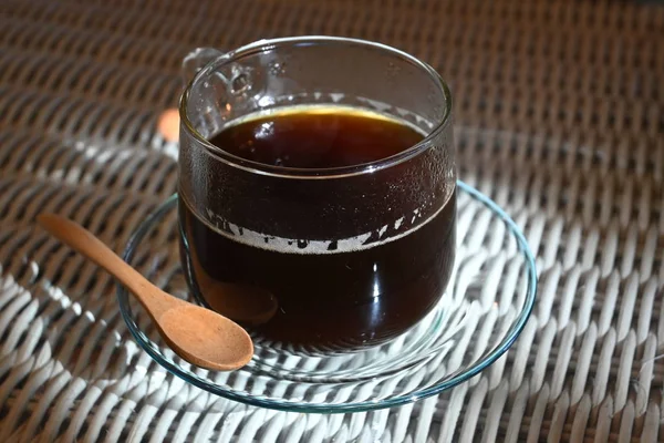 Minuman kopi hitam americano panas diletakkan di atas meja di pagi hari — Stok Foto