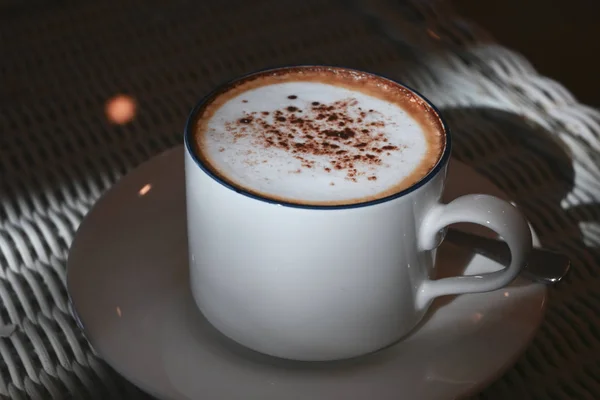 Bebida de café cappuccino quente no dia da manhã — Fotografia de Stock