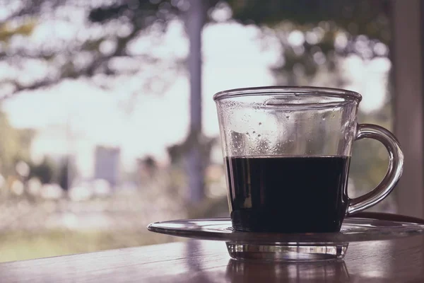 Kopi hitam panas dalam gelas minum diletakkan di atas meja — Stok Foto