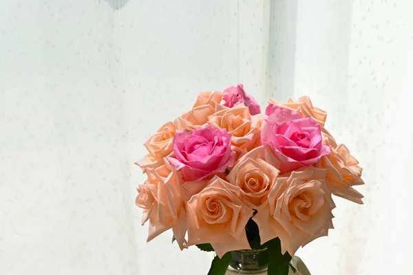 Расположение романтический букет оранжевый и розовый цветок розы в вазе с солнечным светом в утренний день — стоковое фото