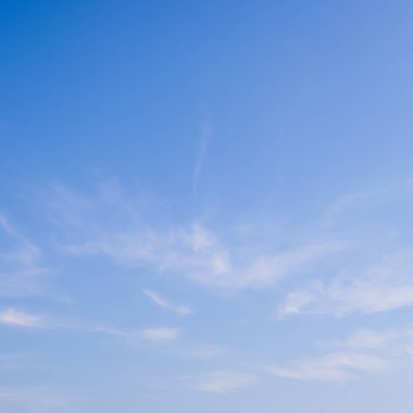 Bulutlu açık mavi gökyüzü, sabah arkaplanı