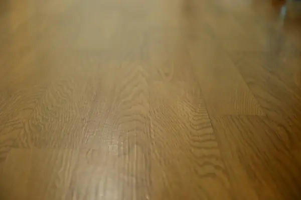 Brunt trä laminat rent golv polerad i hemmet — Stockfoto