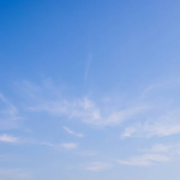 Bulutlu açık mavi gökyüzü, sabah arkaplanı — Stok fotoğraf