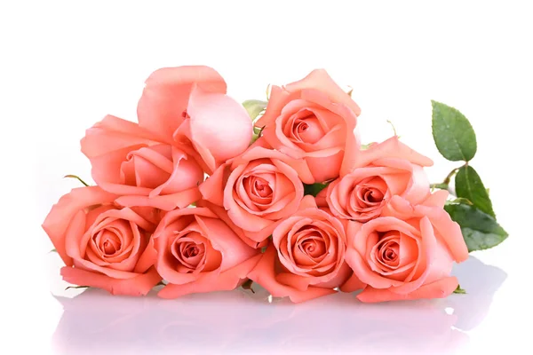 Tom de cor de pêssego laranja de rosa buquê de flores isolado no fundo branco — Fotografia de Stock