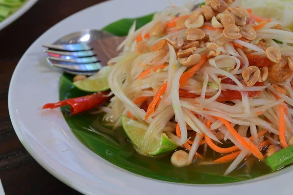 Tajskie jedzenie, pikantna sałatka z papai — Zdjęcie stockowe