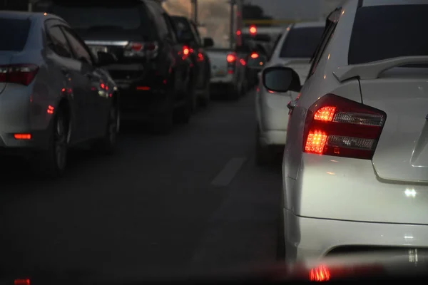 Embouteillage sur la route de nuit, voiture au volant dans les heures de pointe de la vie urbaine — Photo