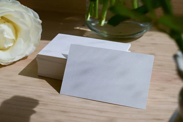 Cartão de visita vazio com papel branco em branco para mensagem de texto de design de contato seu nome e descrição do trabalho — Fotografia de Stock