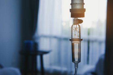 Hastanedeki hastaları iyileştirmek için serum fizyolojik enjeksiyon ilacı.