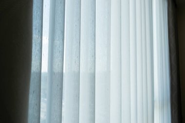 Penceredeki beyaz perde iç dekorasyonu