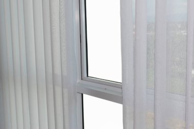 Penceredeki beyaz perde iç dekorasyonu