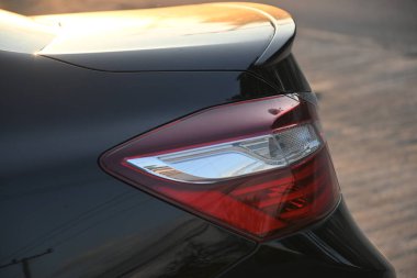 Sabah sahnesinde siyah modern arabanın arka lambasını kapat.