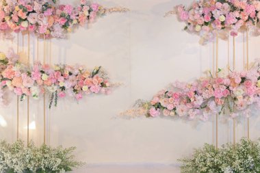 Düğün arkaplanı üzerinde gül çiçeği süslemesi